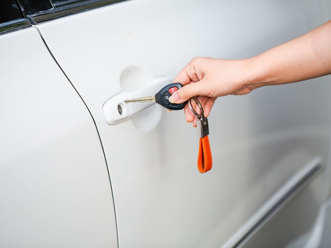 Ključ u bravici vrata automobila