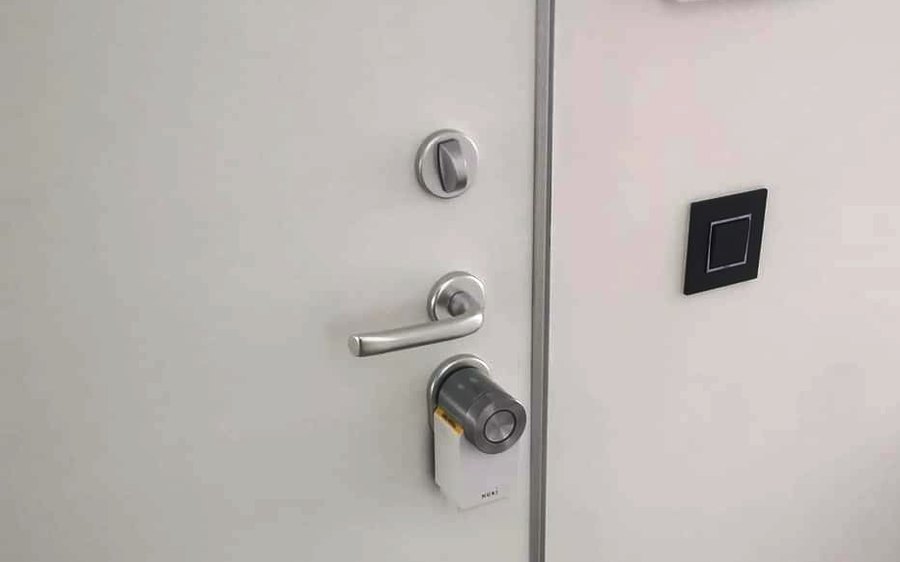 Kvaka i cilindar na krilu ulaznih vrata