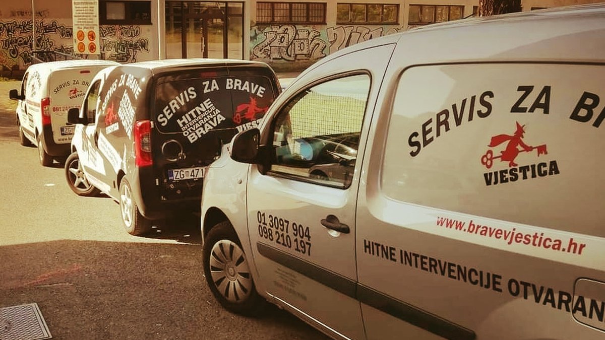 Servisna vozila Servisa za brave Vještica s brojevima za hitne intervencije